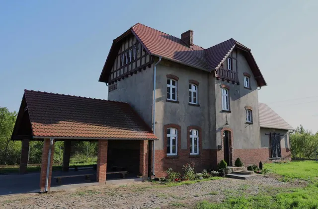 Front budynku dawnego dworca w Bininie