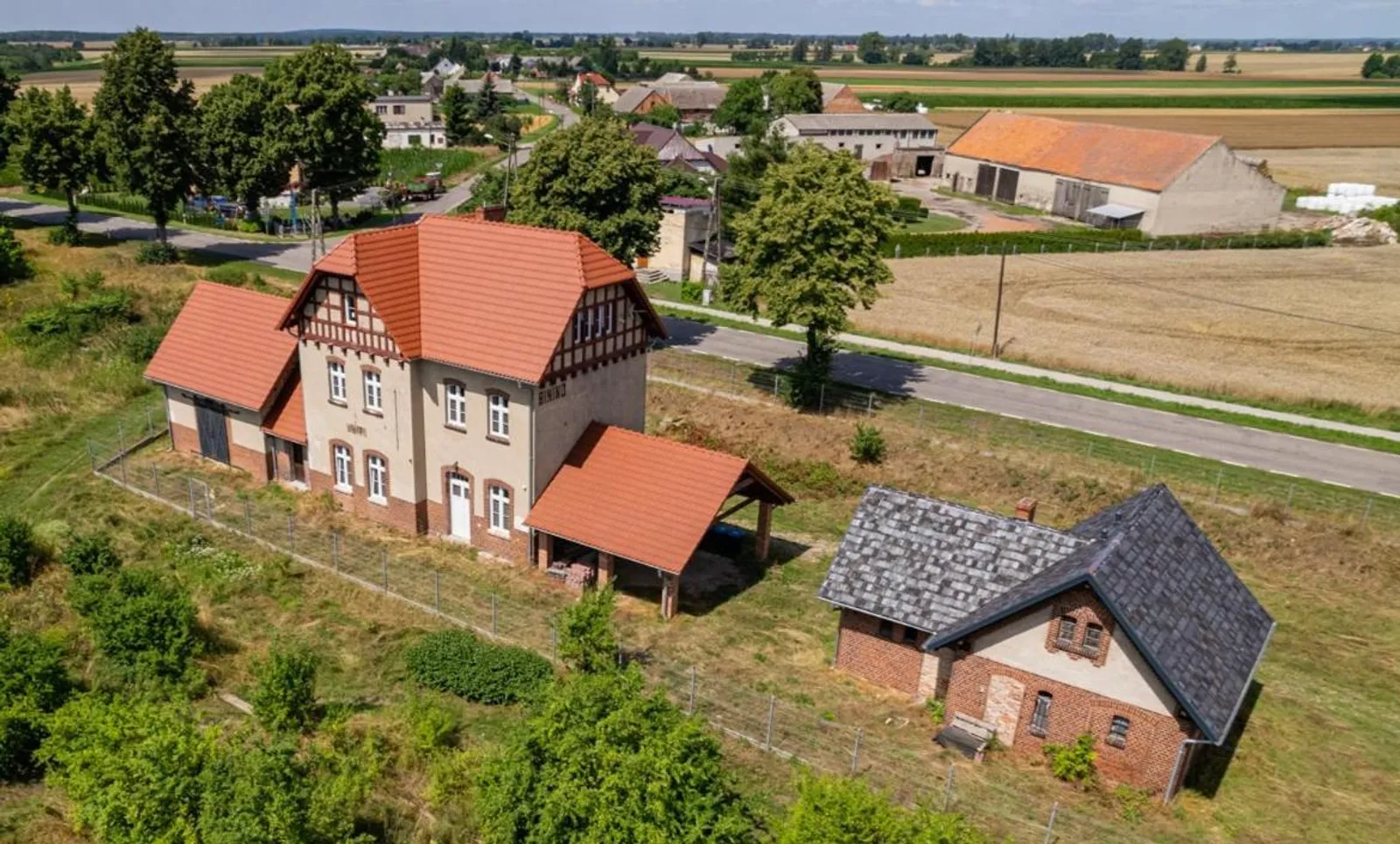 Stacja Binino z lotu ptaka — dawny dworzec wśród pól